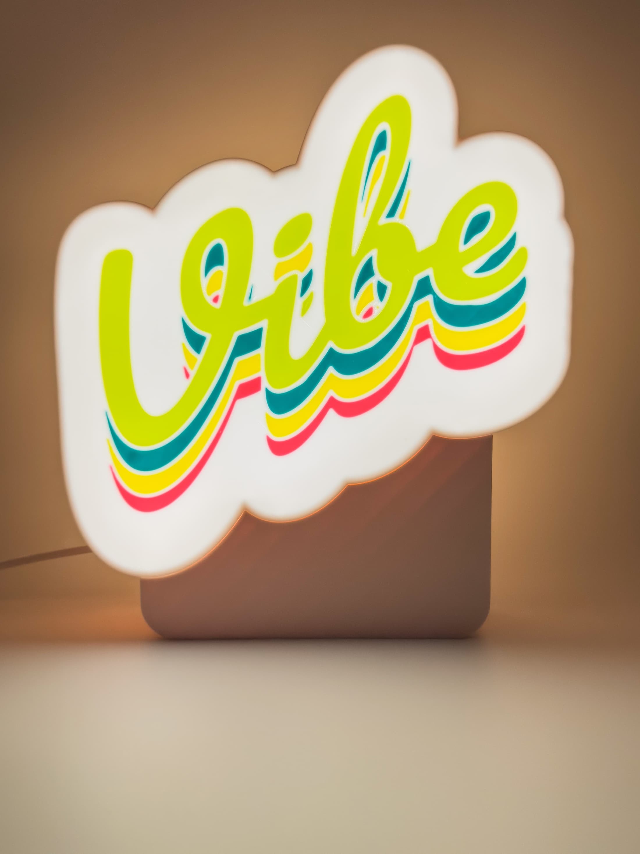 Топло осветен custom logo Lightbox на мек студиен фон.